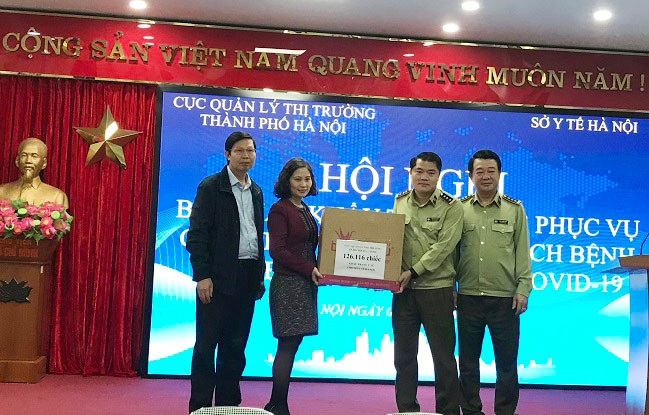 Cục QLTT Hà Nội bàn giao 126.116 chiếc khẩu trang cho Sở Y tế phục vụ công tác phòng, chống dịch ảnh 1