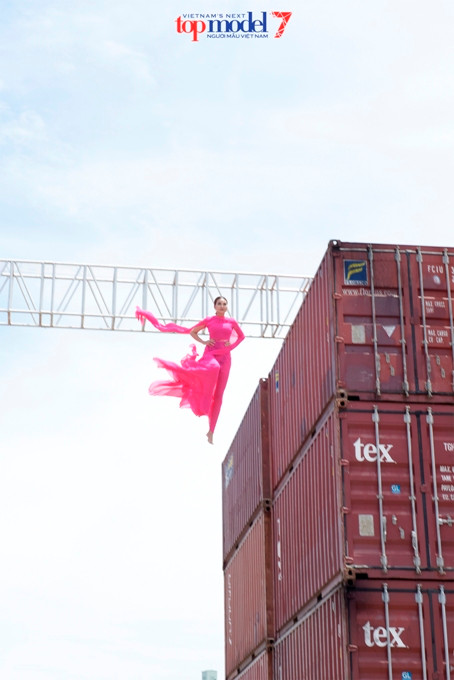 Bay xuống từ độ cao 15m, Host Thanh Hằng bị trầy tay, xước da ảnh 2