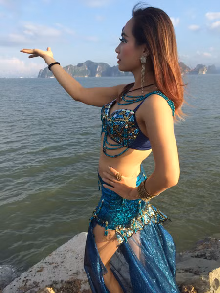 Hậu trường nóng bỏng màn múa bụng trên vịnh Hạ Long ảnh 7