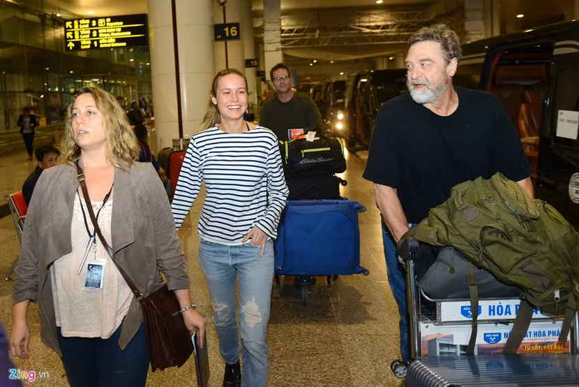 Dàn sao "King Kong" đặt chân tới Nội Bài ảnh 5