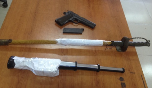 Hốt ổ bạc ở cổng bệnh viện, thu giữ súng tự chế ảnh 2