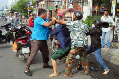 Đánh bạn tử vong ở quán nhậu: Cân nhắc giữa tội danh giết người hay cố ý gây thương tích ảnh 1