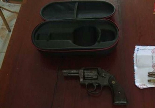 Rút súng colt dằn mặt đối thủ ảnh 2