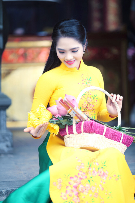 Nữ hoàng Du lịch Dương Kim Ánh rạng ngời đi lễ chùa ảnh 4