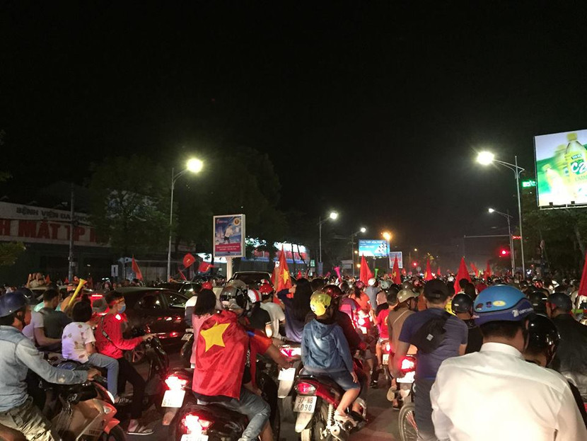 Việt Nam chiến thắng, người dân TP. Vinh đi "bão" ăn mừng ảnh 8