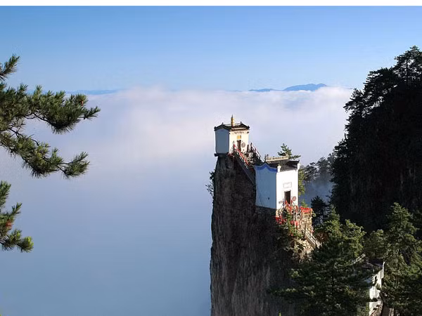 Ngần ngơ ngắm nhìn ngôi đền chênh vênh trên đỉnh núi cao gần 2.000 m ảnh 5