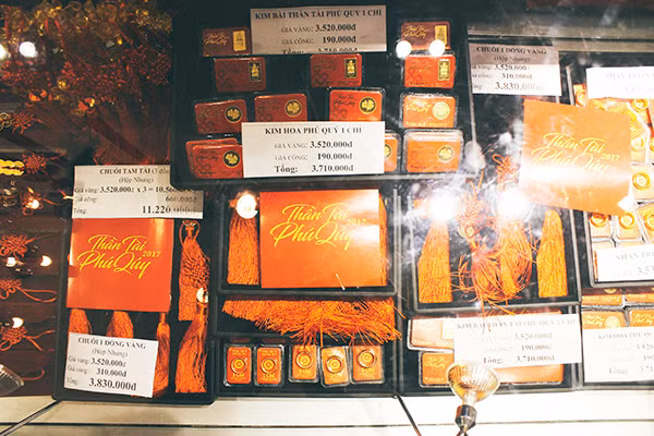 Tiệm vàng lớn xếp hàng dài, tiệm vàng nhỏ ế chỏng chơ ảnh 12