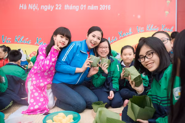 Hoa hậu Ngọc Hân cùng học sinh Hà Nội gói bánh chưng tặng trẻ em miền núi ảnh 5