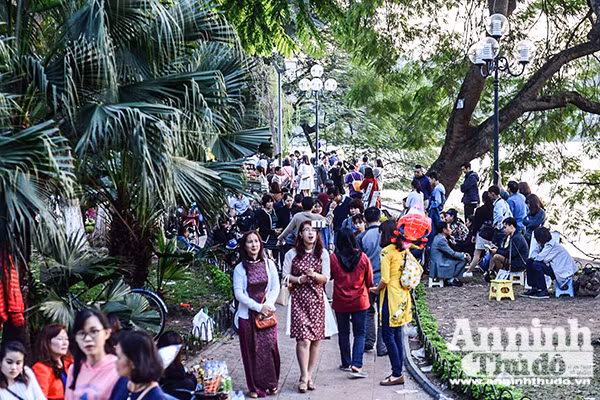 Biển người đổ về hồ Gươm chiều mùng một Tết ảnh 4