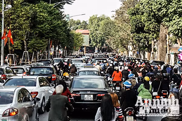 Biển người đổ về hồ Gươm chiều mùng một Tết ảnh 9