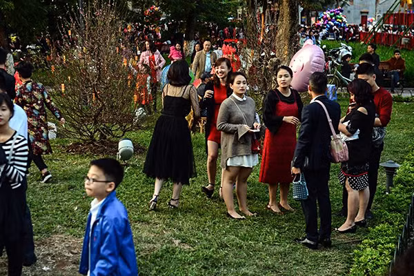 Biển người đổ về hồ Gươm chiều mùng một Tết ảnh 8