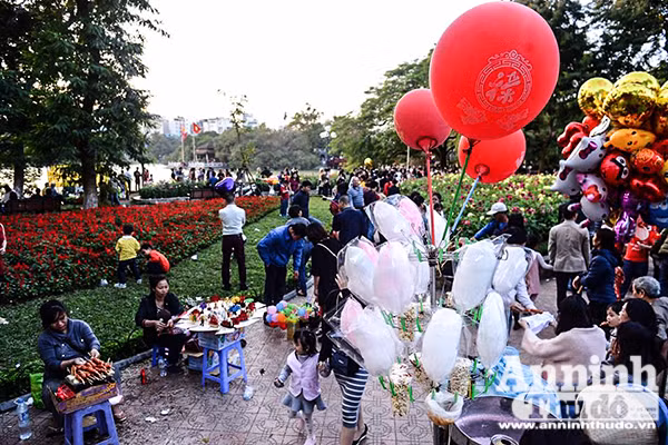 Biển người đổ về hồ Gươm chiều mùng một Tết ảnh 6