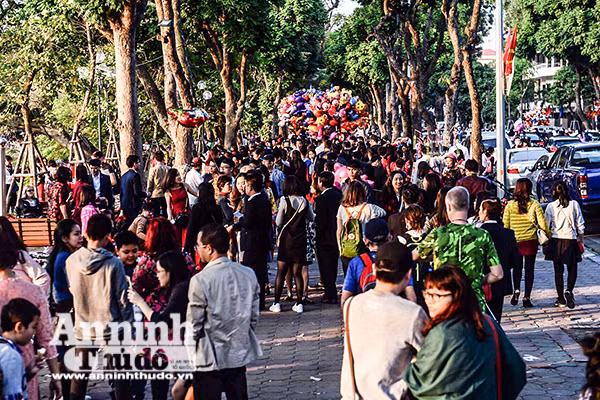 Biển người đổ về hồ Gươm chiều mùng một Tết ảnh 3