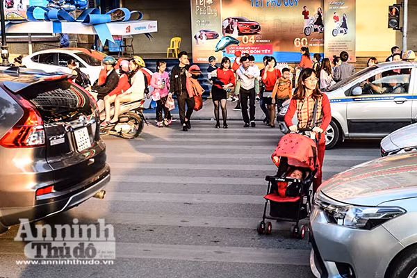 Biển người đổ về hồ Gươm chiều mùng một Tết ảnh 7