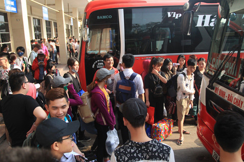 Ùn ùn tăng chuyến nhưng vẫn lo quá tải chuyện đi lại dịp Tết ảnh 1
