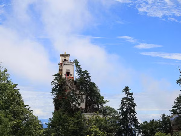 Ngần ngơ ngắm nhìn ngôi đền chênh vênh trên đỉnh núi cao gần 2.000 m ảnh 1