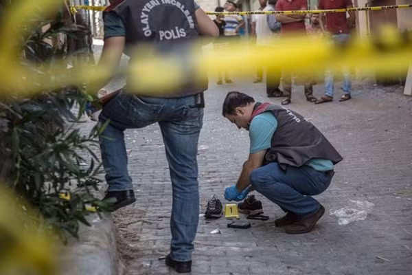 Đau lòng cảnh huyệt mộ nạn nhân san sát sau vụ đánh bom đám cưới Thổ Nhĩ Kỳ ảnh 7