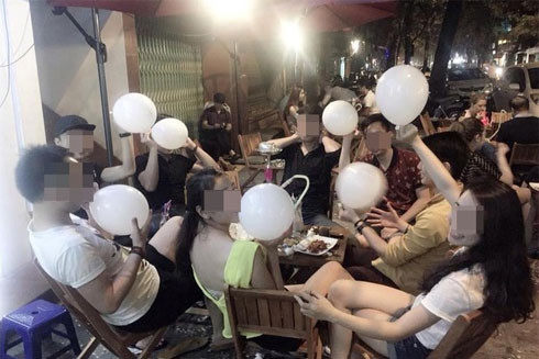 Lạm dụng hít bóng cười rất nguy hiểm ảnh 1