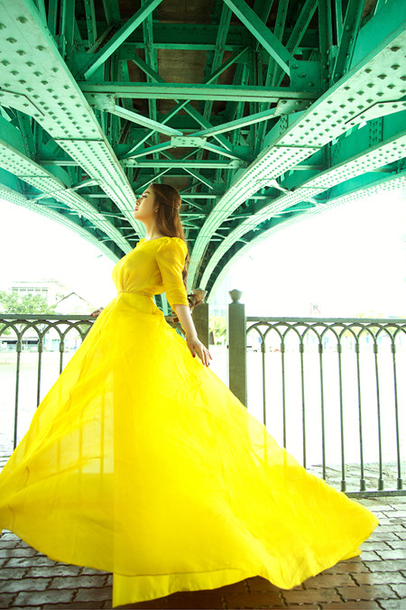 MC Kim Trang “thả dáng” kiêu kỳ với đầm vàng rực rỡ ảnh 5