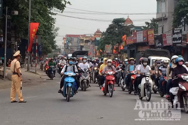 Người dân đổ về Thủ đô sau kỳ nghỉ lễ 30-4 ảnh 1
