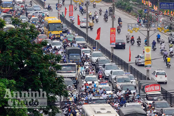 Người dân đổ về Thủ đô sau kỳ nghỉ lễ 30-4 ảnh 2