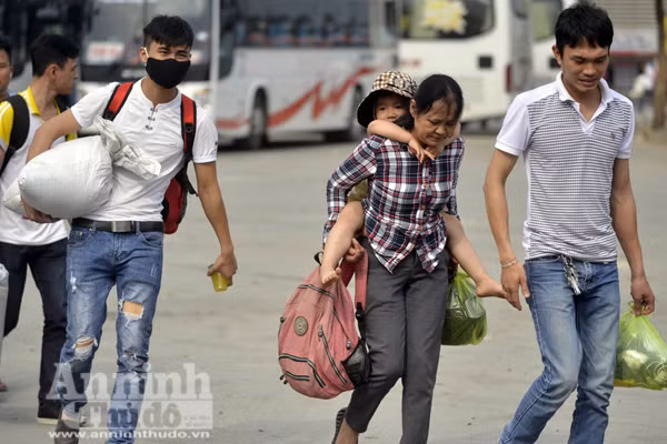 Người dân đổ về Thủ đô sau kỳ nghỉ lễ 30-4 ảnh 4