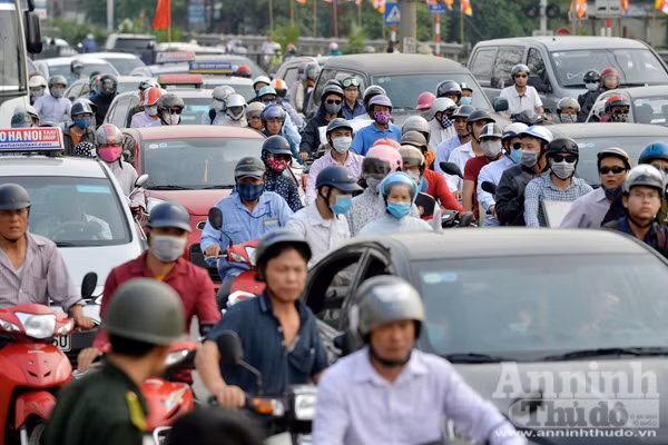 Người dân đổ về Thủ đô sau kỳ nghỉ lễ 30-4 ảnh 7