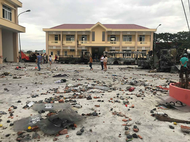  Hậu quả hành vi của các đối tượng quá khích tại Trụ sở Cảnh sát PCCC tỉnh Bình Thuận. (Ảnh: Phạm Nguyễn). 