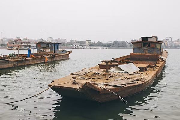 Hàng loạt tàu thuyền cũ nát bỏ hoang ở một góc hồ Tây ảnh 1