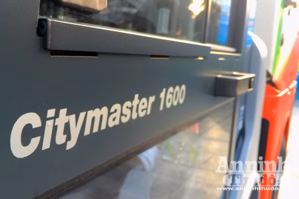 Cận cảnh xe quét đường, hút bụi hiện đại tiền tỷ ở Hà Nội ảnh 3