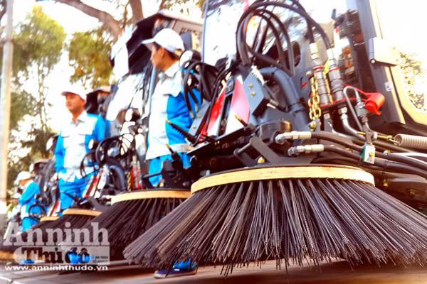 Cận cảnh xe quét đường, hút bụi hiện đại tiền tỷ ở Hà Nội ảnh 2