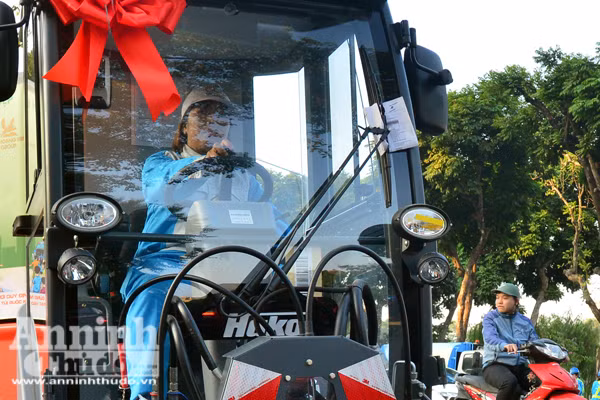 Cận cảnh xe quét đường, hút bụi hiện đại tiền tỷ ở Hà Nội ảnh 8