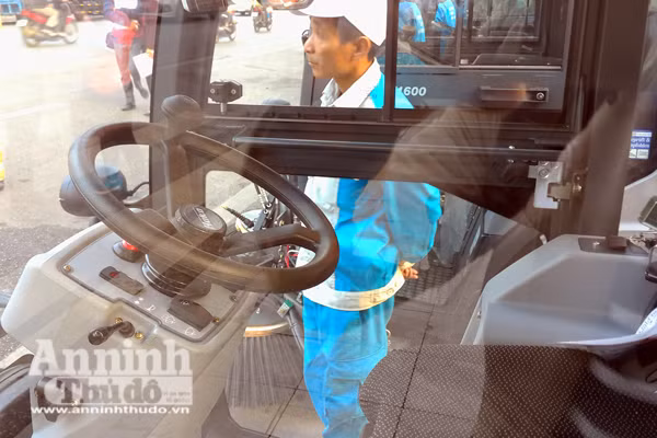 Cận cảnh xe quét đường, hút bụi hiện đại tiền tỷ ở Hà Nội ảnh 7