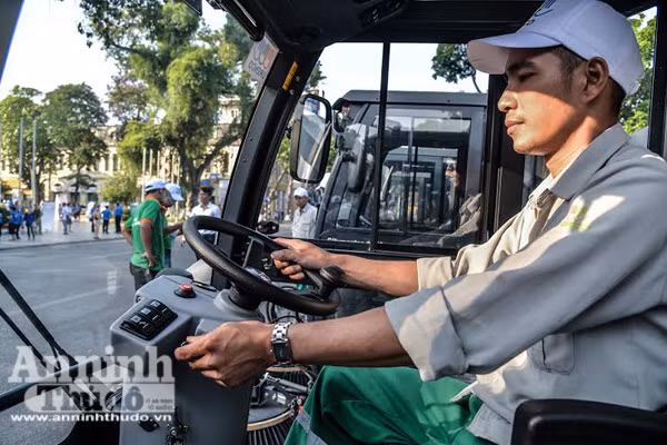 Cận cảnh xe quét đường, hút bụi hiện đại tiền tỷ ở Hà Nội ảnh 5