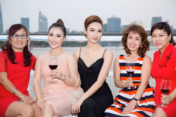 Hoa hậu Ngọc Diễm khoe dáng chuẩn với đầm đuôi cá ảnh 7