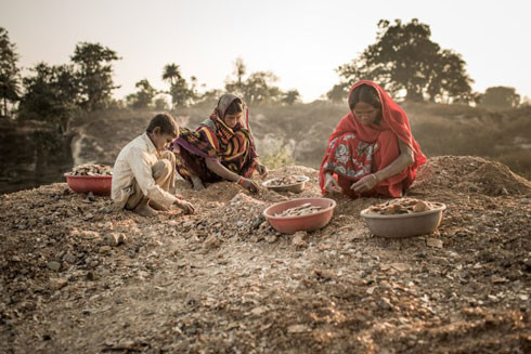 Để không còn những đứa trẻ nguy hiểm vì mưu sinh trong mỏ mica ảnh 1