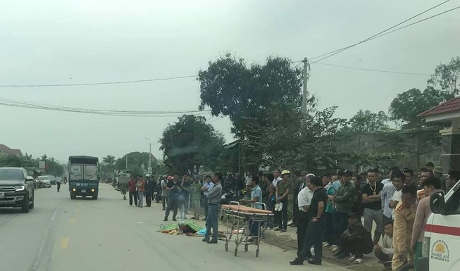 Va vào đuôi xe tải, nam thanh niên đi xe máy tử vong tại chỗ ảnh 1