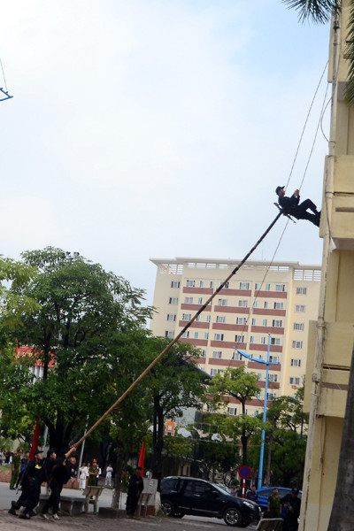 Xem Cảnh sát dự bị đặc nhiệm diễn tập bắt khủng bố, biểu diễn võ thuật ảnh 5