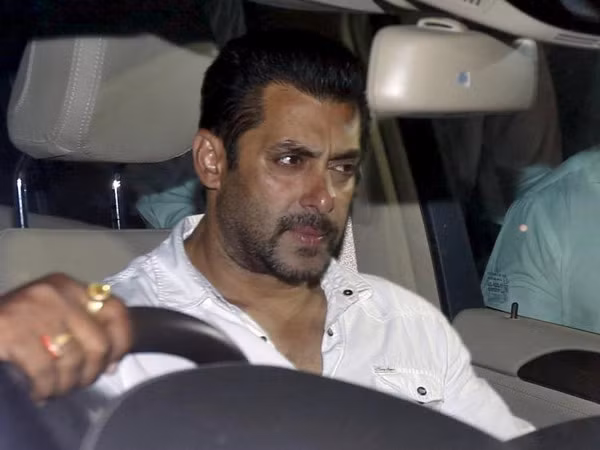 Nam tài tử Bollywood trả giá vì say rượu lái xe đâm chết người ảnh 1