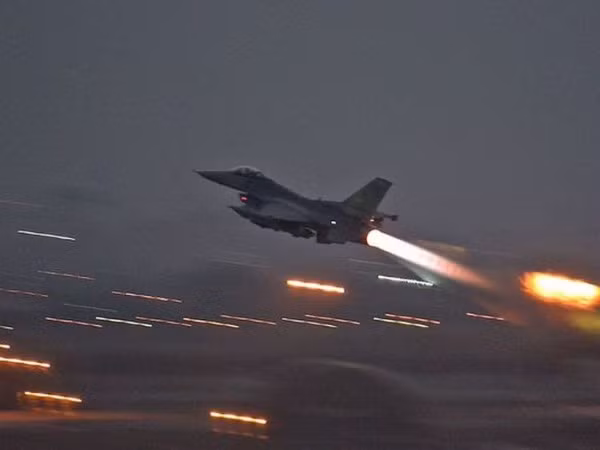 Liên quân ném bom cây cầu đang được SAA xây dựng lại ở Deir Ezzor ảnh 1