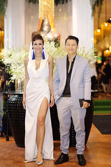 Phương Mai hở táo bạo, khoe trọn hình xăm ở lưng ảnh 4