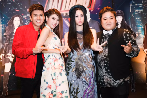 Nhật Kim Anh trẻ trung khoe lưng trần với áo yếm ảnh 4 Nhật Kim Anh trẻ trung khoe lưng trần với áo yếm ảnh 4