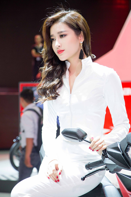 Á hậu Huyền My khoe eo thon quyến rũ với jumpsuit trắng muốt ảnh 3