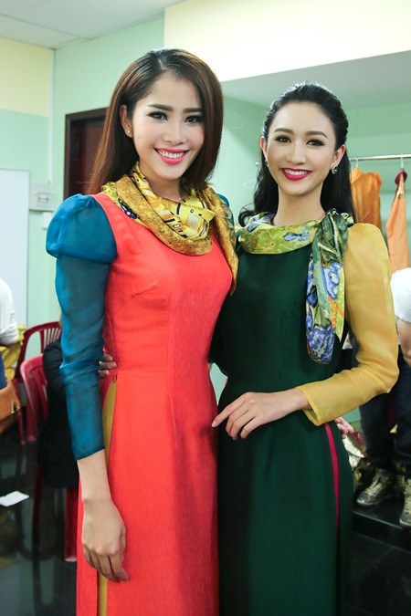 Phạm Hương lần đầu trình diễn thời trang hậu cuộc thi Hoa hậu Hoàn Vũ thế giới ảnh 4