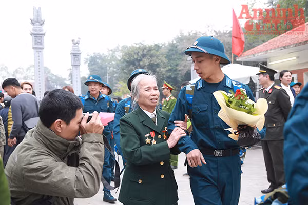 Những hình ảnh xúc động tại lễ giao nhận quân 2017 ảnh 24