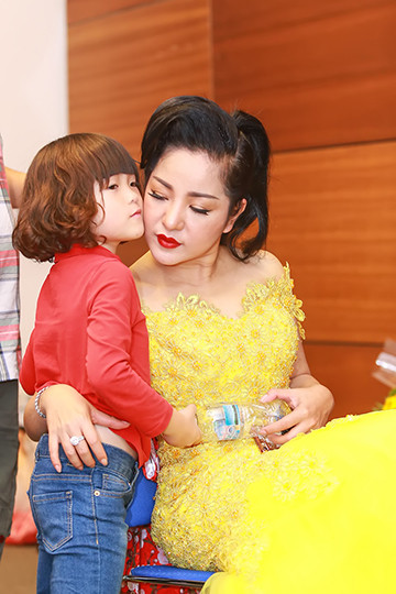 Thúy Nga "đọ dáng" cùng Hoài Linh ảnh 7