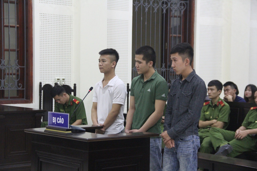 Mang súng đi giải quyết mâu thuẫn, 3 bị cáo lĩnh án ảnh 1