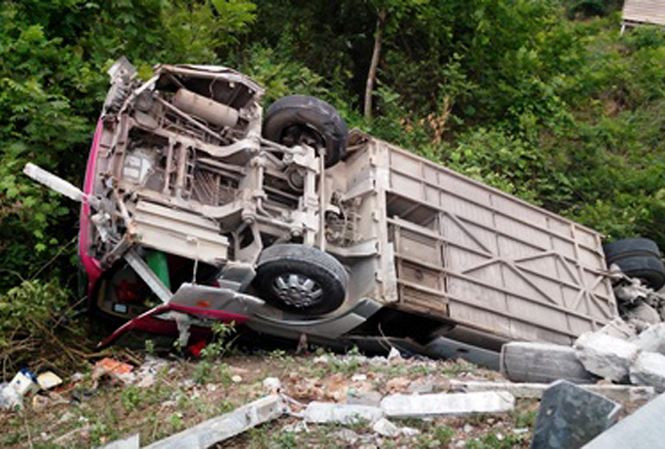Lật xe ở Lào, 2 người Nghệ An tử vong ảnh 1