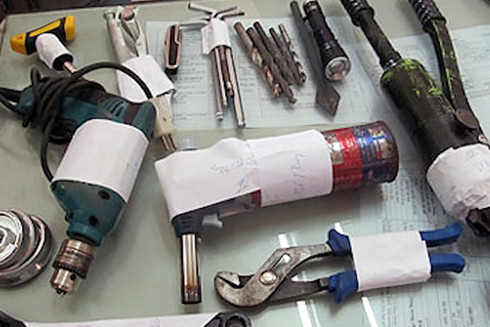 Cuộc tụ tập ban đêm và ánh lửa lập lòe xuất hiện chớp nhoáng của nhóm trộm tài sản bằng đèn khò ảnh 1