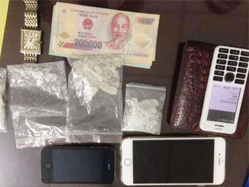 Đi xe không giấy tờ, ôm ma túy đá ảnh 1